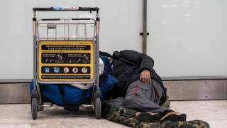 Una persona sin hogar en Barajas el 21 de mayo.