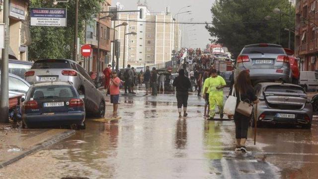 Vecinos de Paiporta tras la dana. Europa Press