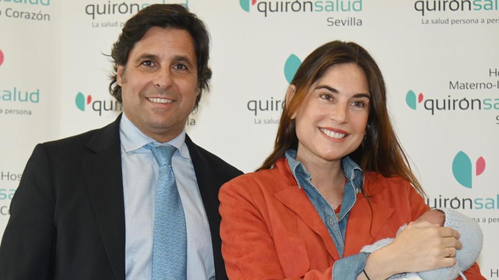 Francisco Rivera y Lourdes Montes después del nacimiento de su pequeño hijo, Nicolás.