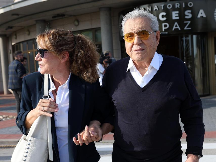 Andrés Pajares, junto con su esposa, saliendo de la funeraria, este último miércoles, día 21.