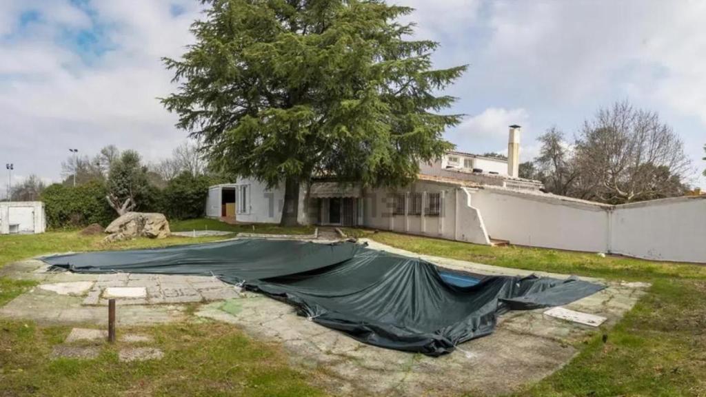 El que fue el hogar de Teresa Rabal tiene una parcela de casi 2,000 metros cuadrados.