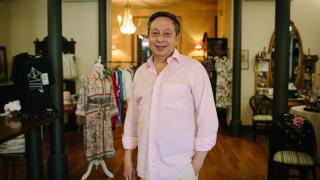 El presidente de Conferco, Adolfo Sáinz, en su tienda de Soria