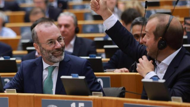 El líder del PPE, Manfred Weber, durante la votación este jueves en la Eurocámara