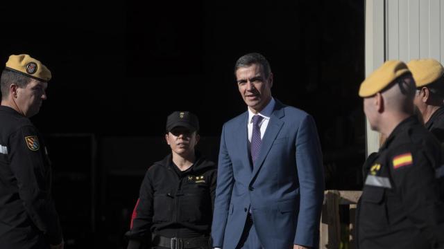 Pedro Sánchez visita las unidades del Ejército que colaboran en la reconstrucción de la dana, imagen de archivo. Europa Press /  Jorge Gi