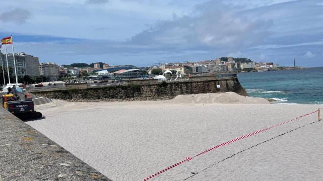 Retiran la arena acumulada en la zona más peligrosa de la playa del Orzán en A Coruña