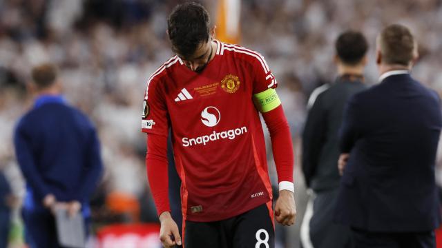 Bruno Fernandes, jugador del Manchester United, se lamenta tras perder la final de la Europa League.