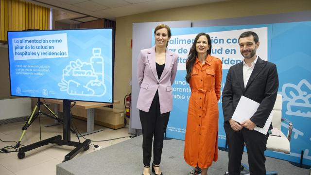 La ministra de Sanidad, Mónica García; la divulgadora alimenticia Beatriz Robles y el ministro de Derechos Sociales y Agenda 2030, Pablo Bustinduy.