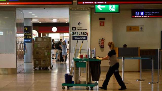 Personal de limpieza en el aeropuerto de Barajas de Madrid.