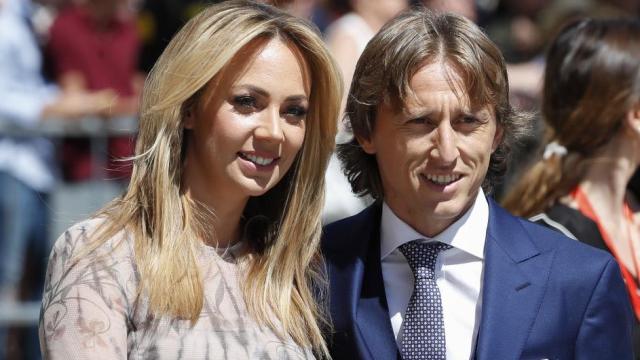 Luka Modric y Vanja Bosníc, en la boda de Pilar Rubio y Sergio Ramos en Sevilla en 2019.