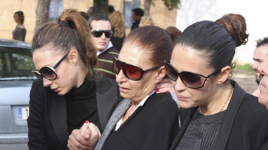 Las hermanas Berrocal acompañan a sus padres al entierro de su padre.