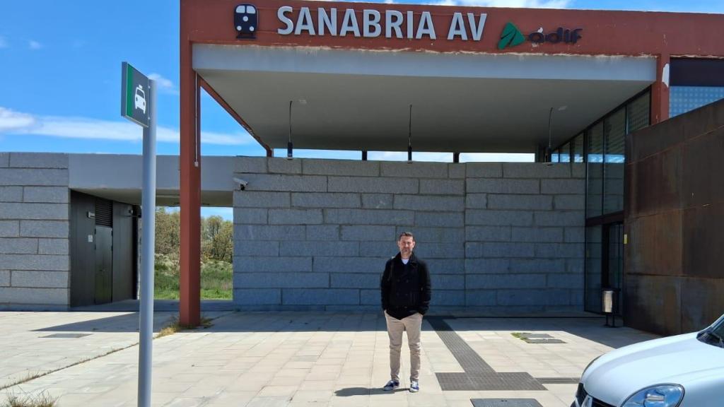 Rubén Largo en la estación de Sanabria AV