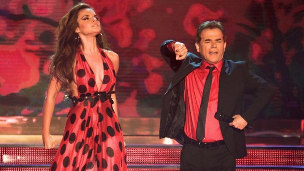Melody y su padre, Lorenzo Ruiz, cantando en el escenario.