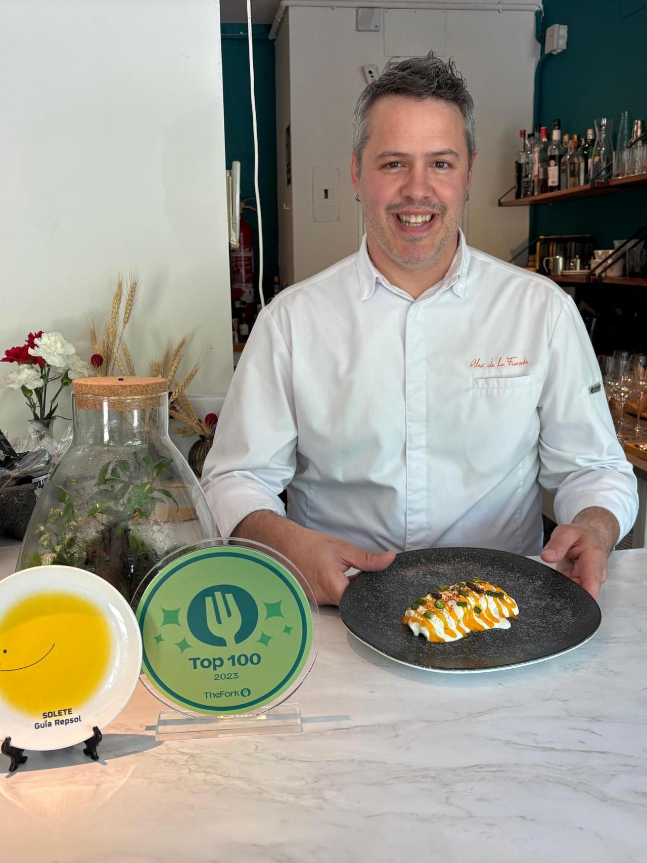 Alejandro García en la barra de In-Pulso con su plato de bacalao y su pilpil con espárragos de Lope de Vega.
