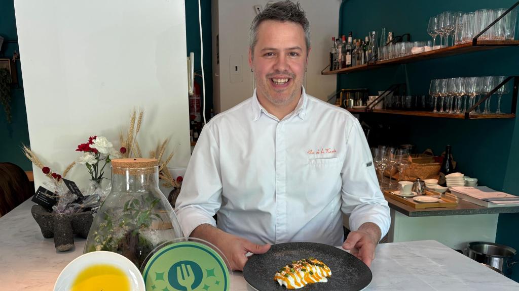 Alejandro García en la barra de In-Pulso con su plato de bacalao y su pilpil con espárragos de Lope de Vega.