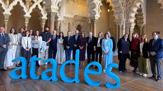 Los ganadores de los Premios Atades junto a miembros de instituciones aragonesas