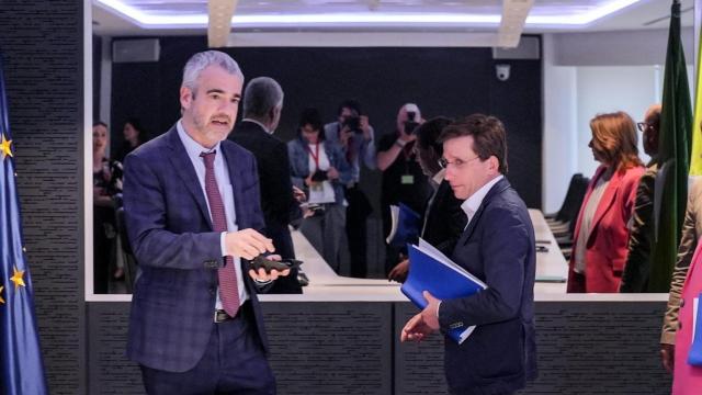 El presidente de AENA, Maurici Lucena, y el alcalde de Madrid, José Luis Martínez-Almeida.