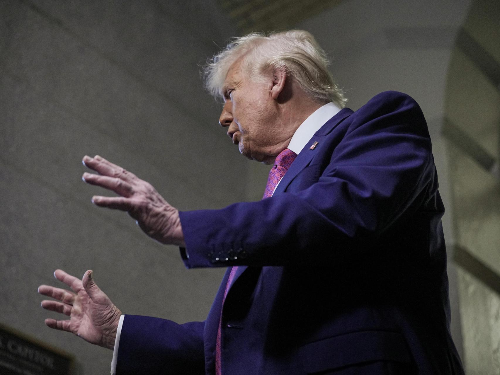 El presidente de Estados Unidos, Donald Trump , hace un gesto durante una reunión a puertas cerradas de la Conferencia Republicana de la Cámara de Representantes.