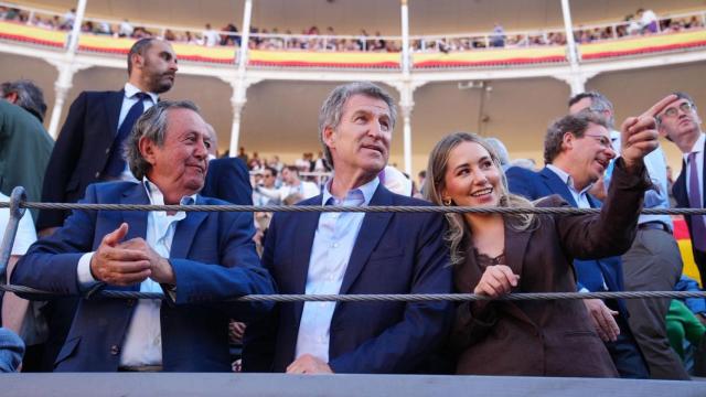 El Niño de la Capea, torero retirado, Alberto Núñez Feijóo, líder del PP, y Noelia Núñez, diputada del PP por Madrid, este jueves en Las Ventas.