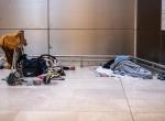 Aena prohíbe pernoctar en el aeropuerto de Barajas desde este jueves para evitar a los indigentes