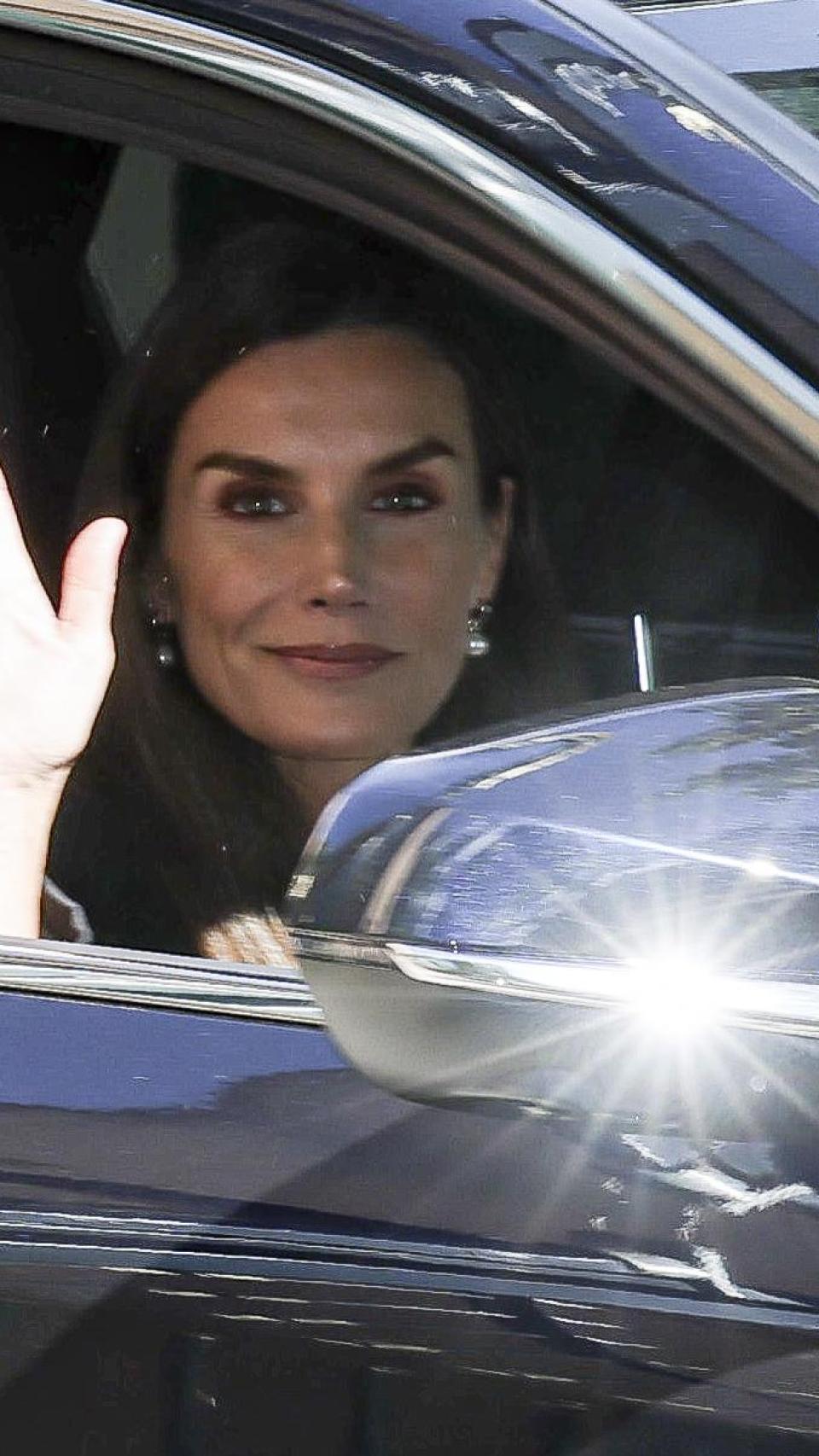 Queen Letizia saludando a la prensa.