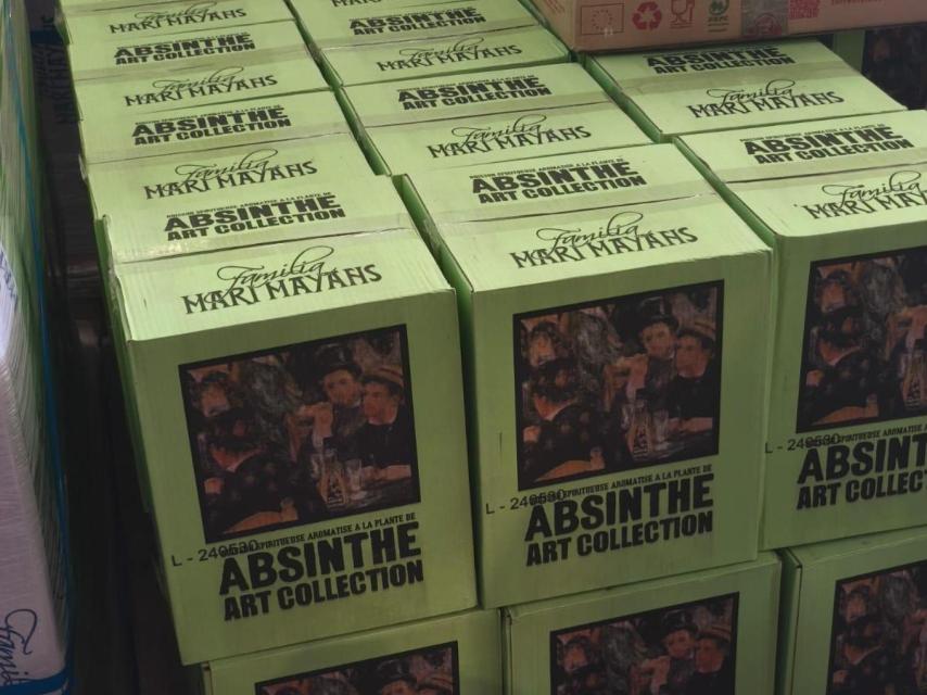 Unas cajas de absenta de Familia Marí Mayans.