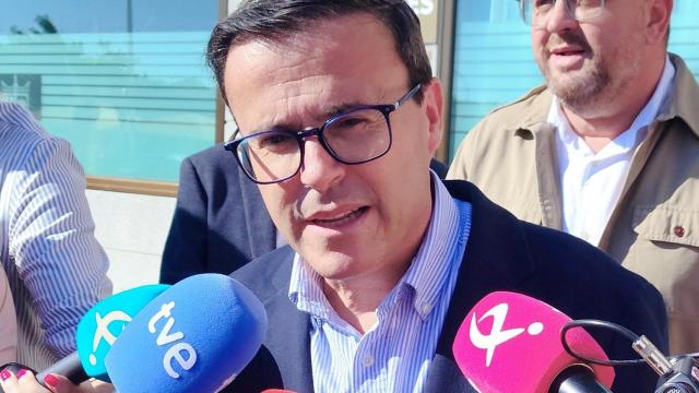 El secretario general del PSOE de Extremadura, Miguel Ángel Gallardo, atiende a los medios el pasado miércoles.