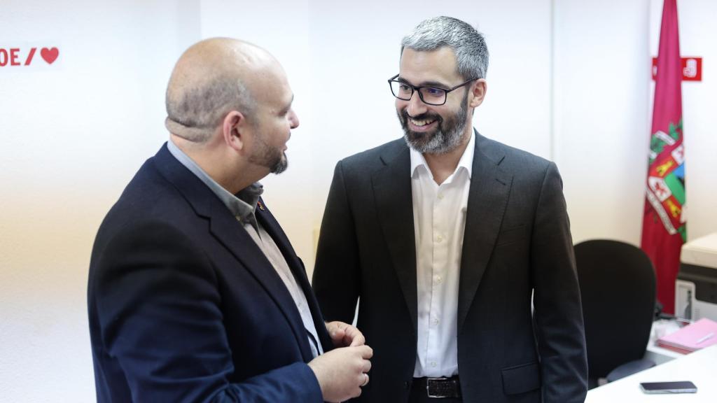 Manolo Torres (i) y Francisco Lucas (d), líderes del PSOE de Cartagena y de la Región de Murcia, reunidos este viernes.