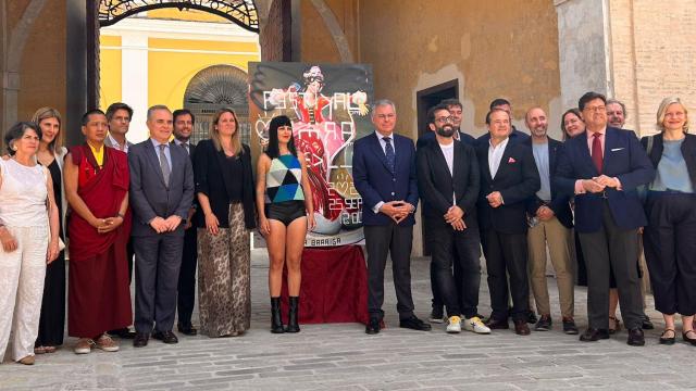 Imagen del cartel anunciador junto al alcalde de Sevilla y su autora, entre otros.