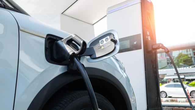 Vehículo eléctrico en una estación de carga