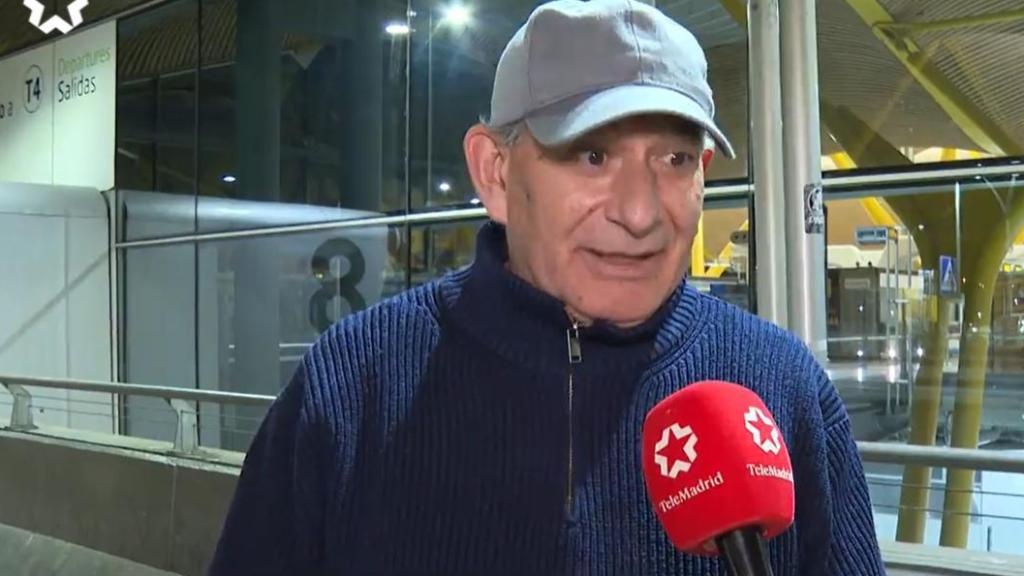 El hombre explica la situación.
