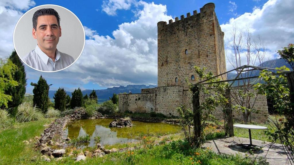 El castillo que ha comprado un matrimonio de Estados Unidos en el Valle de Mena y el alcalde, José L. Ranero