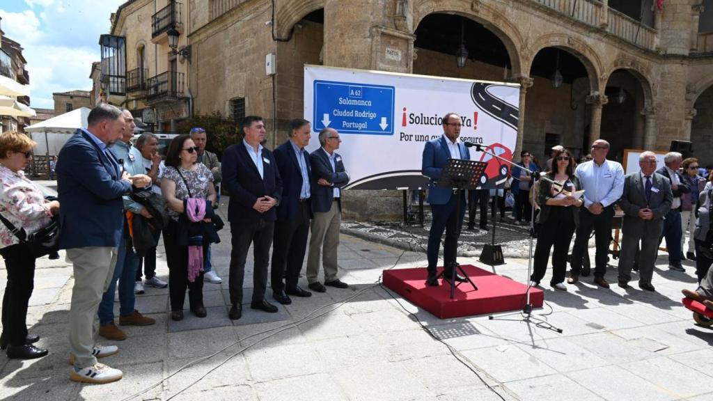 El alcalde de Ciudad Rodrigo, Marcos Iglesias, durante la lectura de la declaración por una A-62 digna, arropado por medio centenar de representantes políticos y sociales de la provincia.