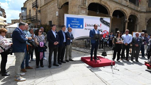 El alcalde de Ciudad Rodrigo, Marcos Iglesias, durante la lectura de la declaración por una A-62 digna, arropado por medio centenar de representantes políticos y sociales de la provincia.