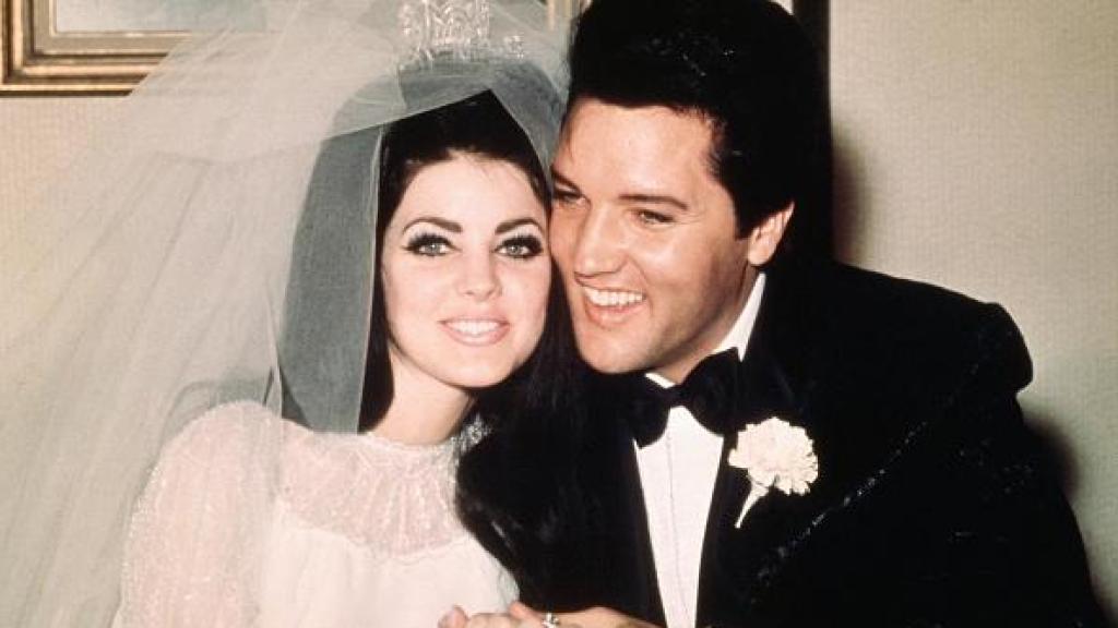 Priscilla y Elvis Presley en su boda.