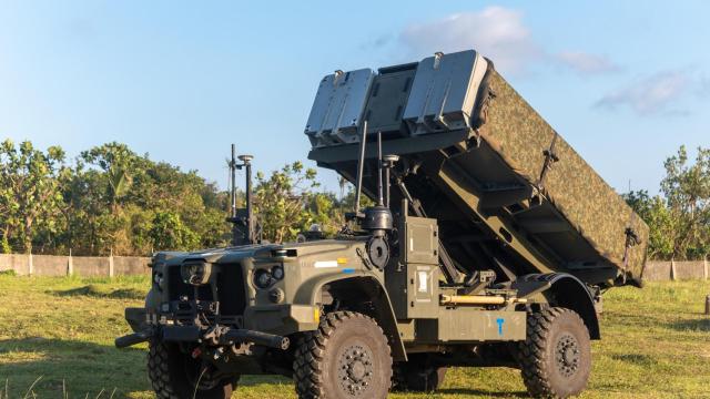 Marines estadounidenses del 3er Regimiento Litoral de la Infantería de Marina desplegaron por primera vez el Sistema Expedicionario de Interdicción de Buques (NMESIS) durante el ejercicio Balikatan 2025 en la isla de Batan, el 26 de abril.