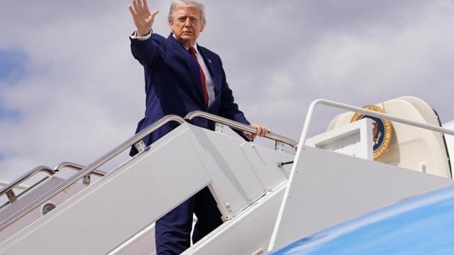 El presidente de Estados Unidos, Donald Trump , aborda el Air Force One antes de partir hacia Nueva Jersey, en la Base Conjunta Andrews, Maryland, EEUU, el 23 de mayo de 2025.