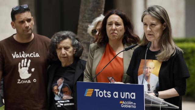 La presidenta de la Asociación Víctimas Mortales Dana 29-O, Rosa María Álvarez, realiza declaraciones tras la reunión mantenida este jueves con el presidente del Gobierno, Pedro Sánchez. Efe / Biel Aliño