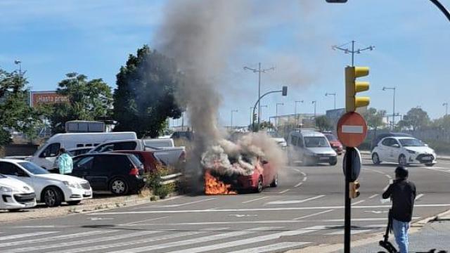 Un coche ha ardido en Zaragoza.