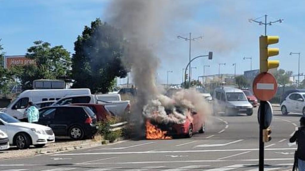 Un coche ha ardido en Zaragoza.