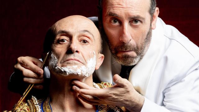 Pepe Viyuela es Picasso y Antonio Molero, Eugenio Arias en 'El barbero de Picasso'. Foto: Javier Navla