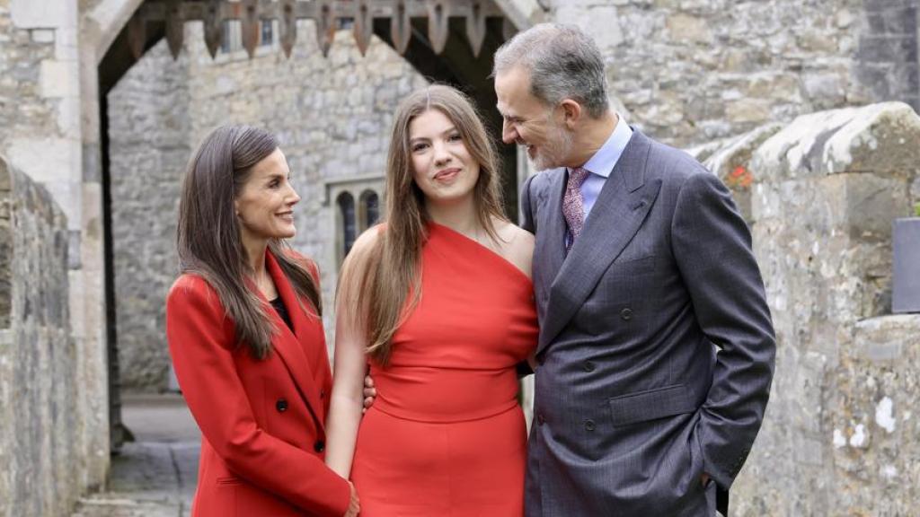 El Infanta Sofía se ha graduado en Gales envuelto por sus padres, los Kings Felipe y Letizia.
