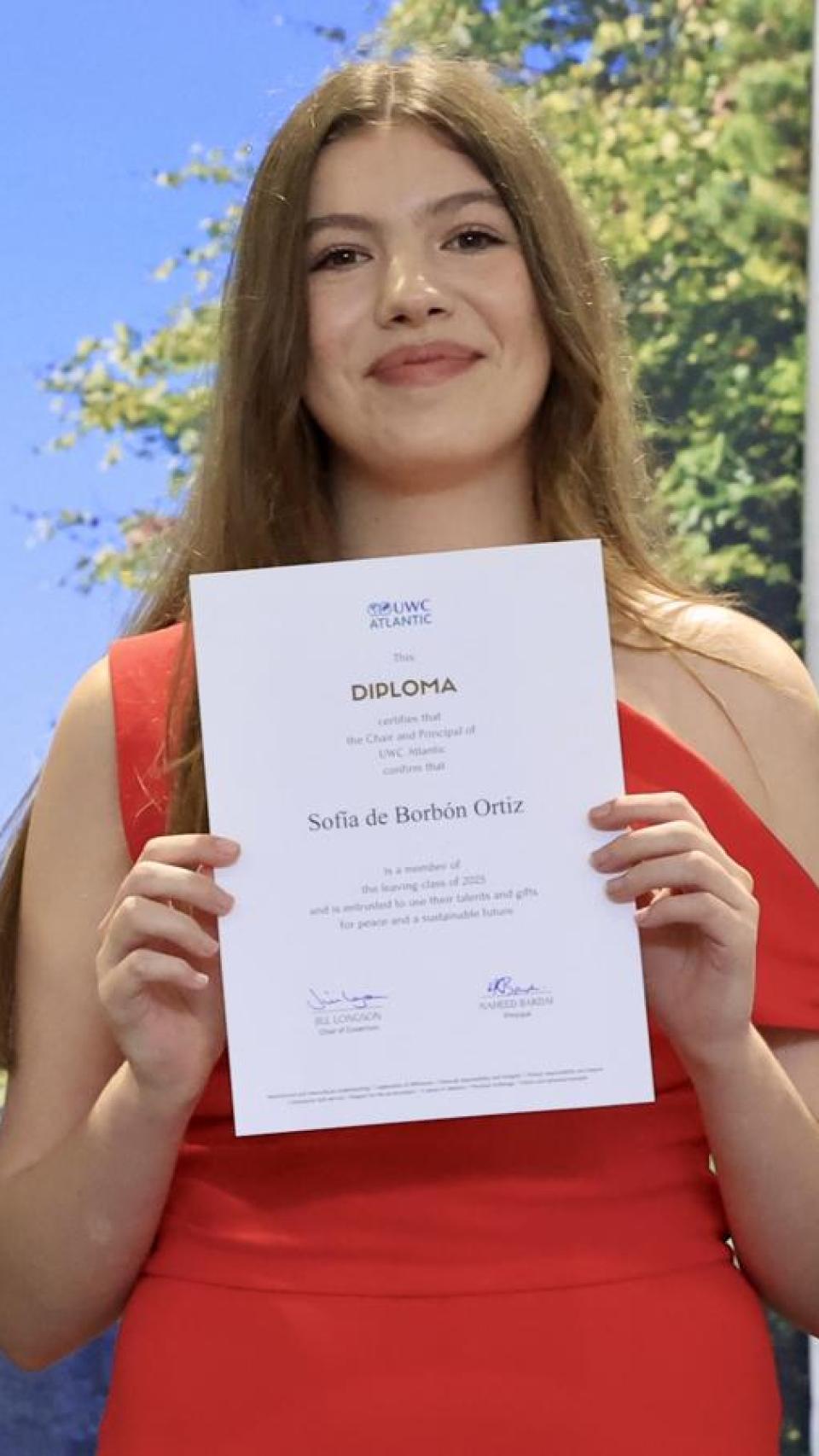 La hija menor de los Kings, con su Diploma de UWC Atlantic College.