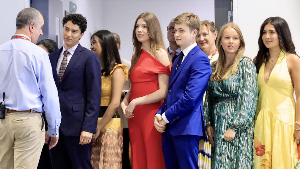 El Infanta Sofía, con sus compañeros internacionales de bachillerato el día de su graduación en el UWC Atlantic College.