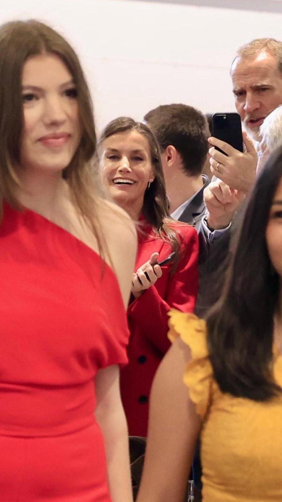 El rey Felipe VI, acompañado de Letizia, toma fotos de la Sofía Infanta el día de su graduación en el internado de Gales.