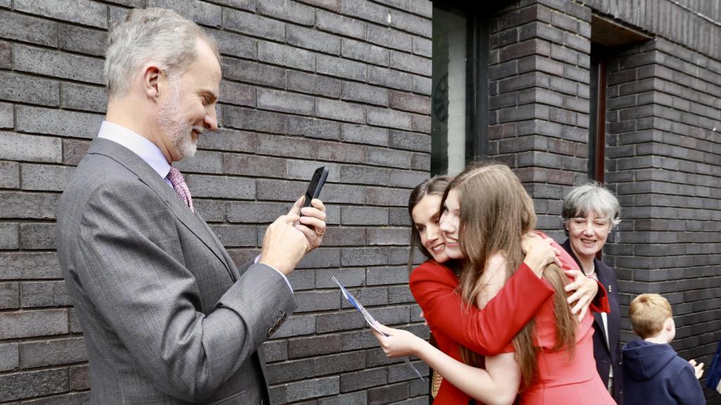 Felipe VI Photography con su teléfono móvil a Infanta Sofía y Queen Letizia el día de la graduación de la niña.