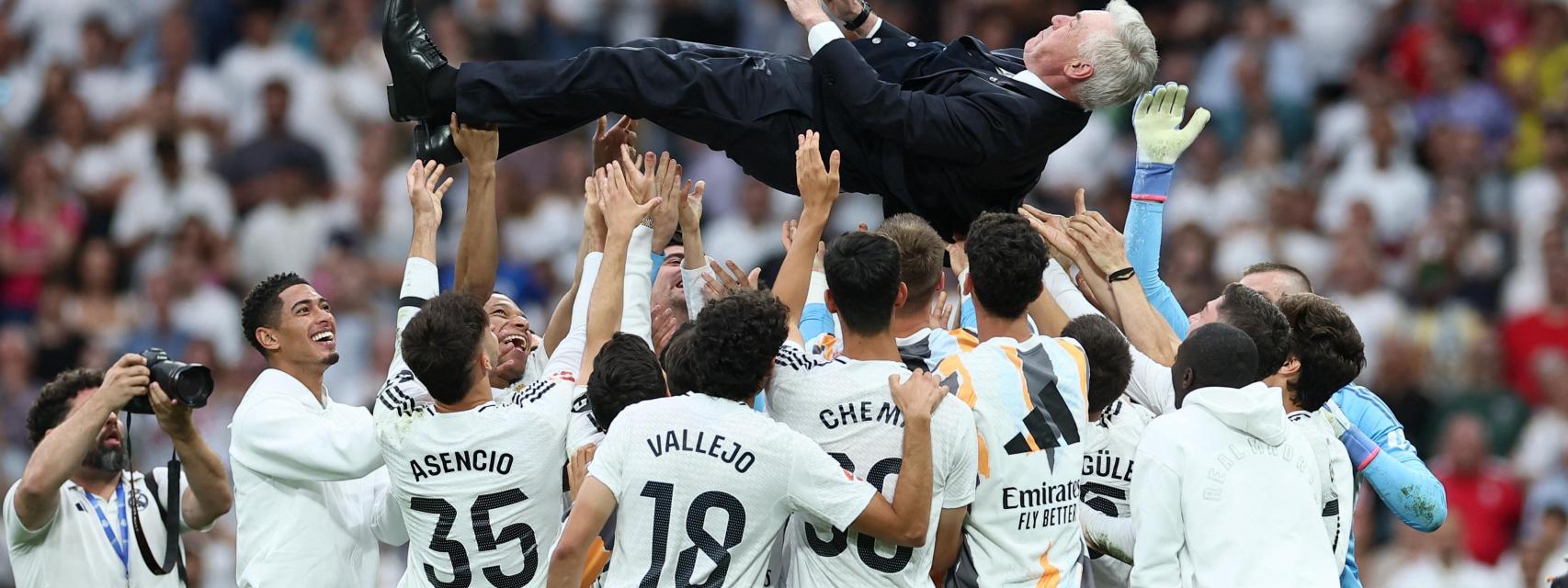 Los jugadores del Real Madrid mantean a Carlo Ancelotti.