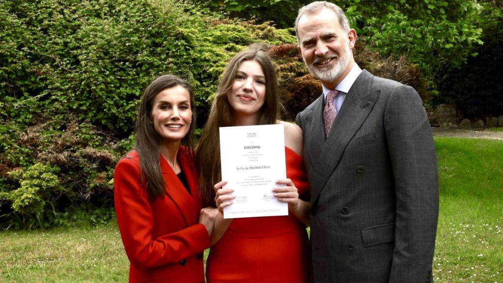 Los reyes, con su hija Sofía, que muestra su diploma internacional de bachillerato.