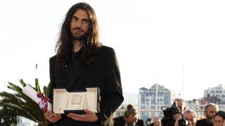 Oliver Laxe, con el Premio del Jurado por 'Sirat'. Foto: EFE/EPA/GUILLAUME HORCAJUELO