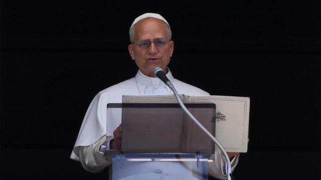 El papa León XIV dirige la oración del Regina Caeli desde su ventana en la Plaza de San Pedro, en el Vaticano.