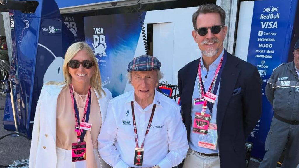 Pablo de Grecia y Marie Chantal en el Grand Prix de Mónaco con Jackie Stewart, es un expiloto de automovilismo británico.